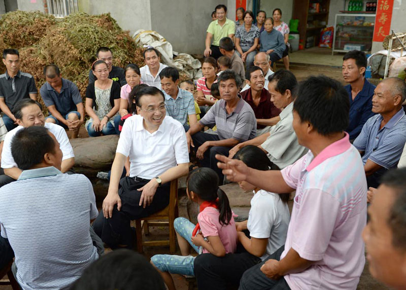 这是7月9日，李克强在广西南宁坛良村与群众亲切交谈。 新华社记者马占成摄