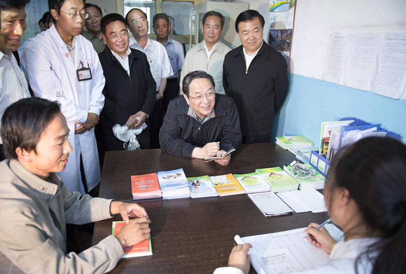 这是7月7日，俞正声在甘肃甘南藏族自治州夏河县王格尔塘镇卫生院调研。 新华社记者李学仁摄