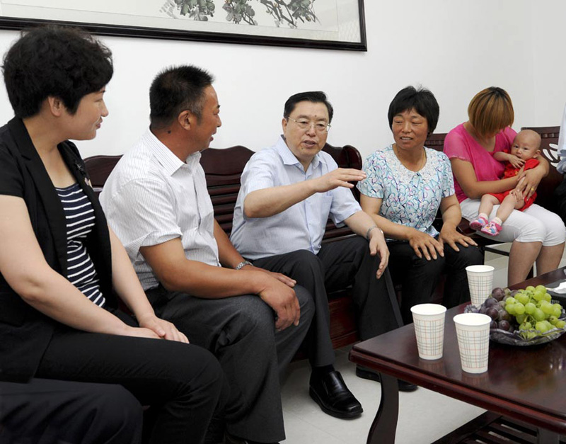 这是7月13日，张德江在江苏大丰市恒北村与村民交流。 新华社记者张铎摄