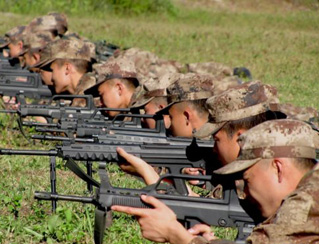 “墨脱戍边模范营”官兵在进行射击训练