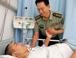
劉鐵橋鼓勵高位截癱的戰士楊有樹立起戰勝疾病的信心。