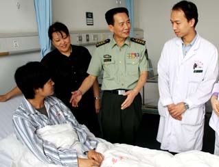 劉鐵橋到病房了解住院戰士治療康復情況。