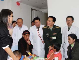 劉鐵橋到病房看望走訪西藏先心病患兒。
