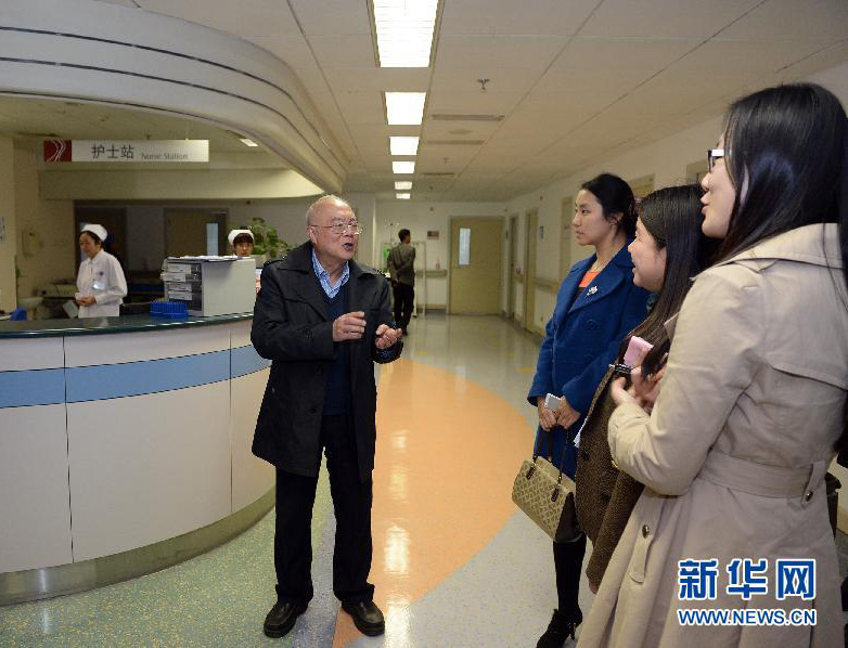   黃錫璆帶領記者參觀北京大學第一醫院第二住院部。

