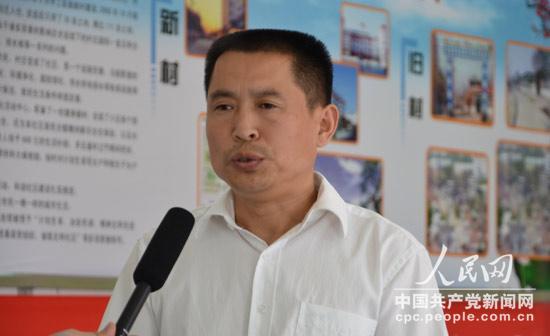 都庄社区书记王东洋向记者介绍教育实践活动开展情况