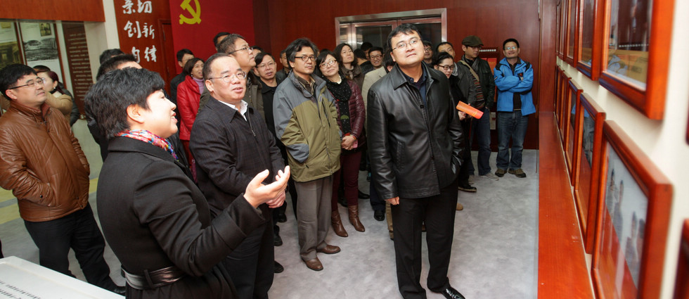 2月19日，东莞日报社党员干部参观展览，司琪副部长为大家介绍