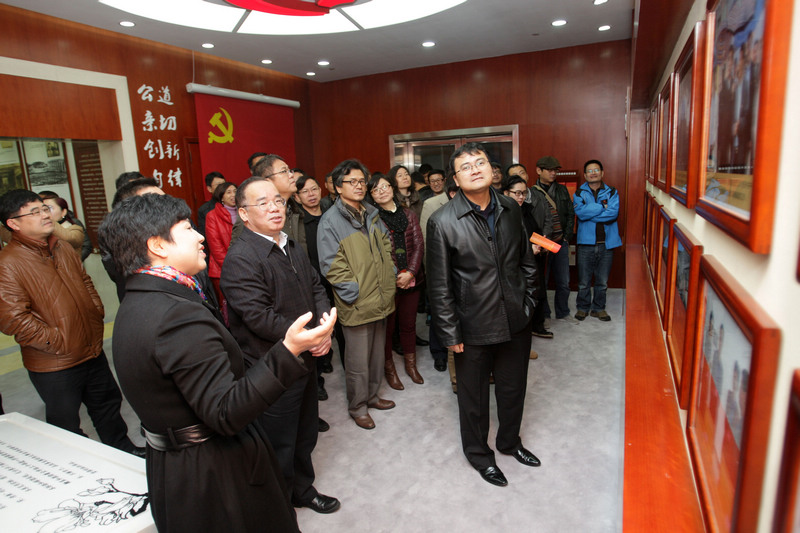 2月19日，东莞日报社党员干部参观展览，司琪副部长为大家介绍