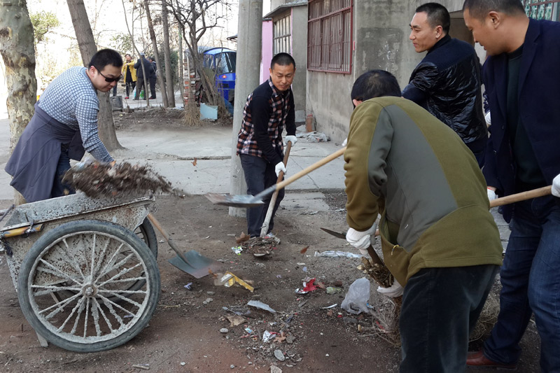 图：居住在贾汪区五号井社区的机关党员开展“清洁攻坚义务劳动”。