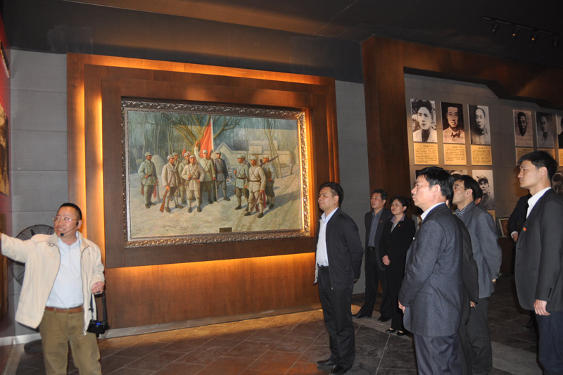 2014年4月1日，贾汪区四套班子领导瞻仰运河支队抗日纪念馆。