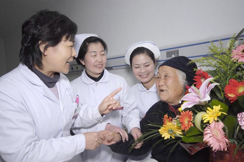 贾汪区人民医院以贴心服务构建和谐医患关系。