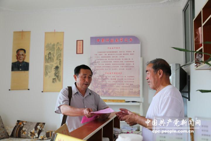 李斌文詢問鄉村客棧老板經營情況，得知有北京大學的學生入住，村支書十分高興